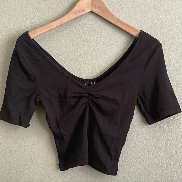 Vero Moda Panda Short Sleeve V-Neck Black Crop Top, Size XS, NWT - Picture 2 of 9